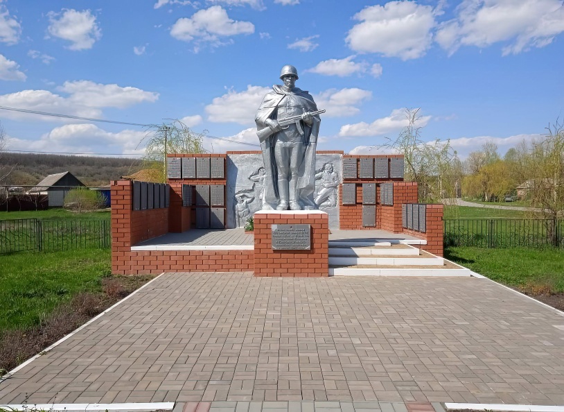 Братская могила советских воинов, погибших в боях с фашистскими захватчиками в 1943 году. Захоронено 95 человек, имена установлены.
Скульптура советского воина.